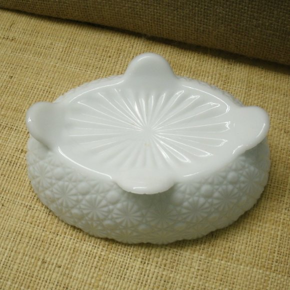Vintage Fenton Milk Glass Daisy & Button Footed Dish - Picture 11 of 16